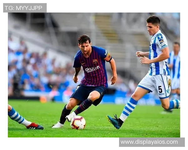 足球明星与路人亲密互动趣味视频展现真实一面引发热议